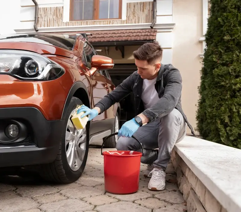 Lavage auto à domicile Vebret : professionnel intervenant sur un véhicule